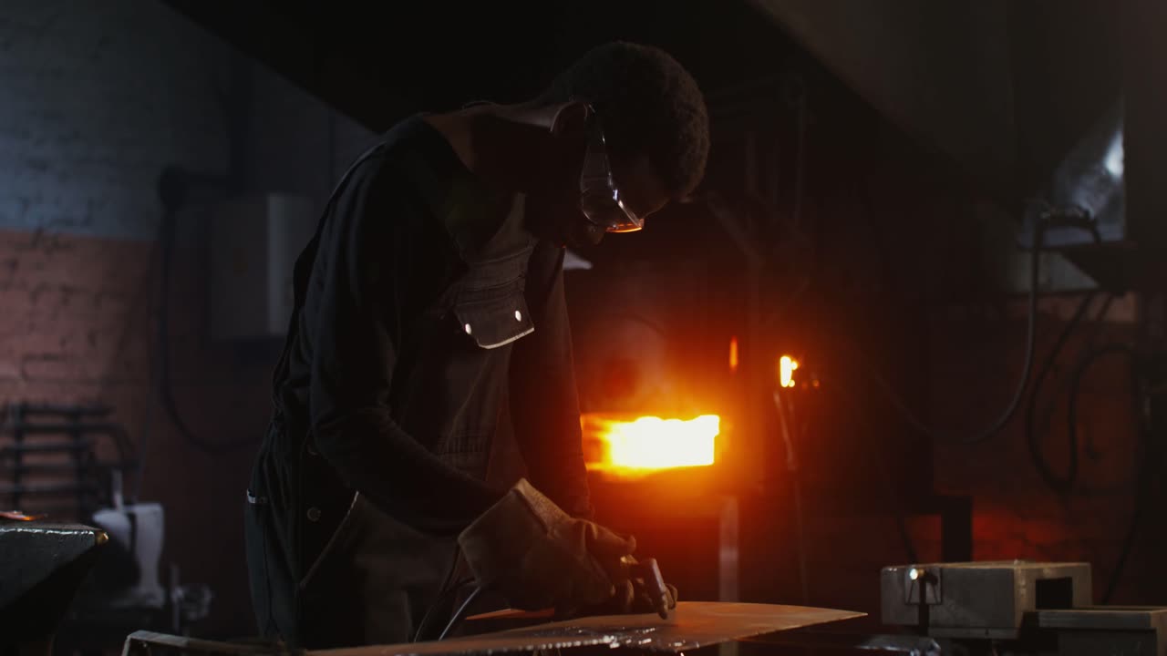 Metalmeccanico in una fabbrica