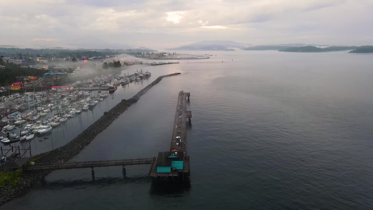 muelle del puerto de barcos en el río campbell, vancouver, columbia británica - antena al atardecer