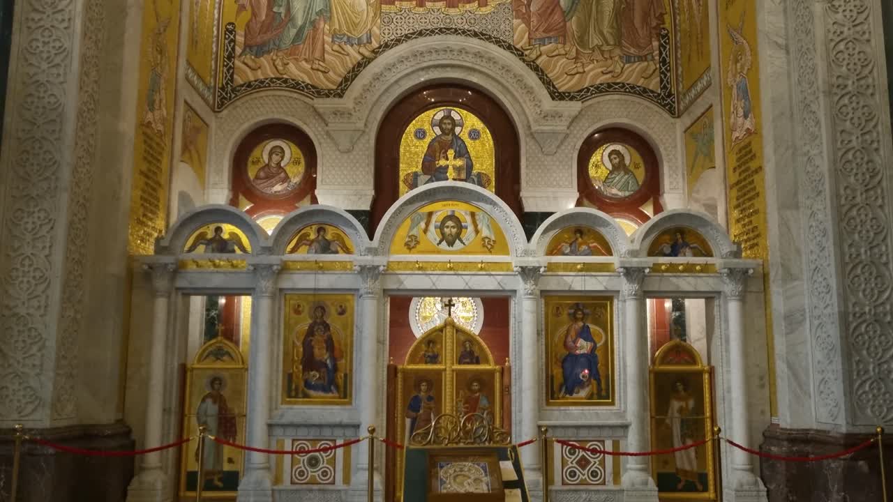 Innenansicht des Sankt-Sava-Tempels in Belgrad, Serbien, die orthodoxe Kunst mit Fresken, Gemälden, goldenen Kuppeln und Darstellungen heiliger Persönlichkeiten in einer der größten orthodoxen Kirchen der Welt zeigt