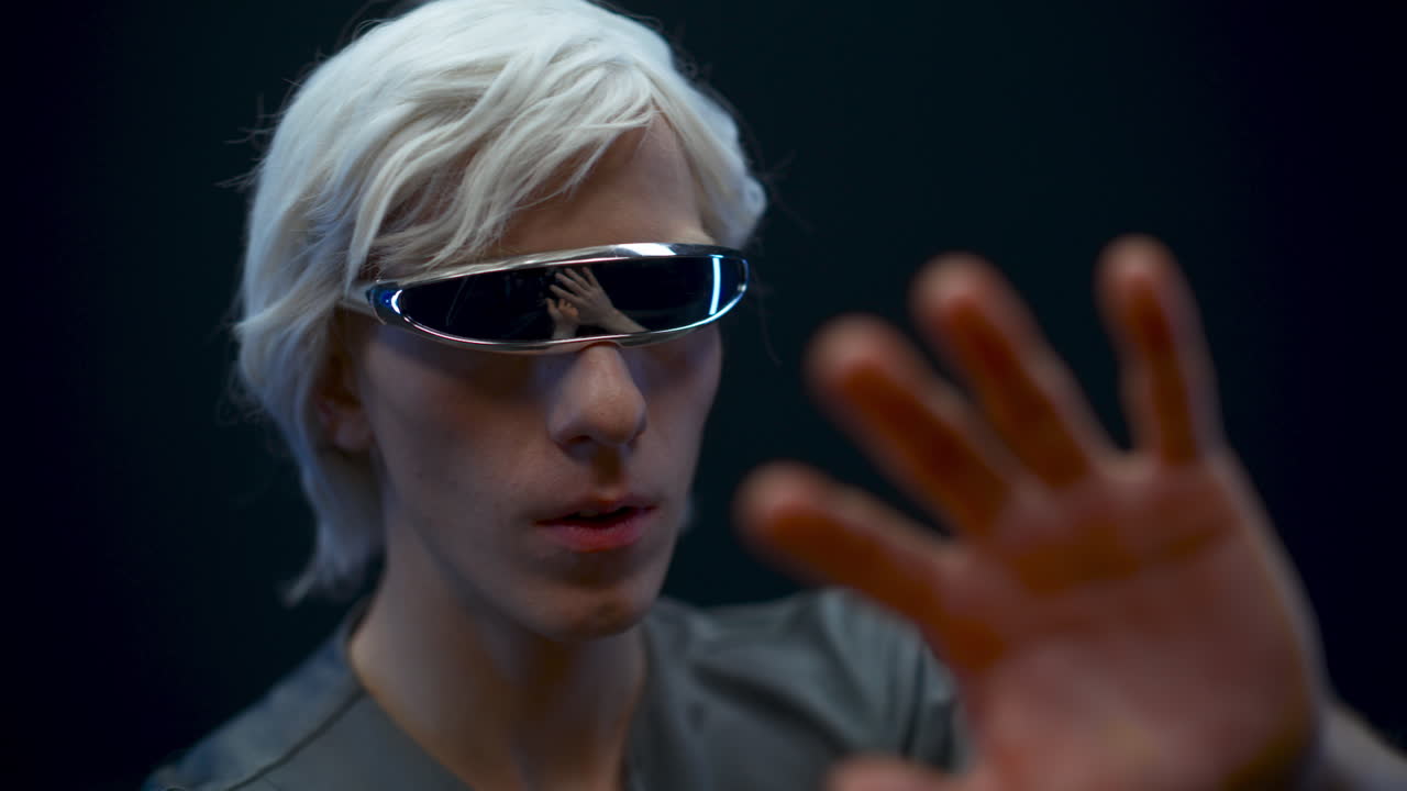 hombre involucrado tocando considerando tecnologías vr. usuario explorando metaverso