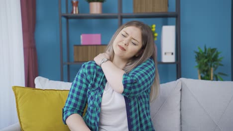 mujer joven enferma con dolores de espalda.