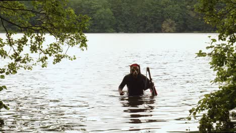 Sensenmann-Mit-Tierschädelgesicht,-Das-Eine-Sense-Umklammert,-Die-Aus-Dem-Wasser-Geht