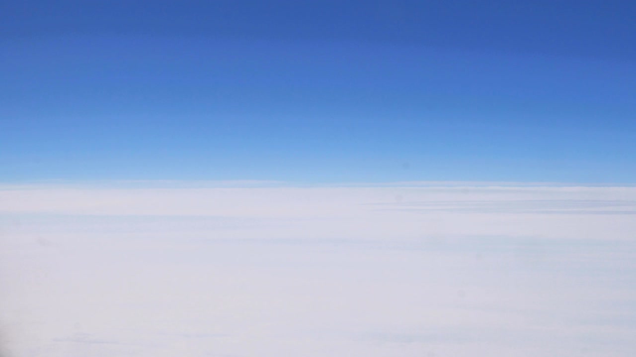 하늘의 구름. 비행기 창문으로 구름을 볼 수 있습니다.