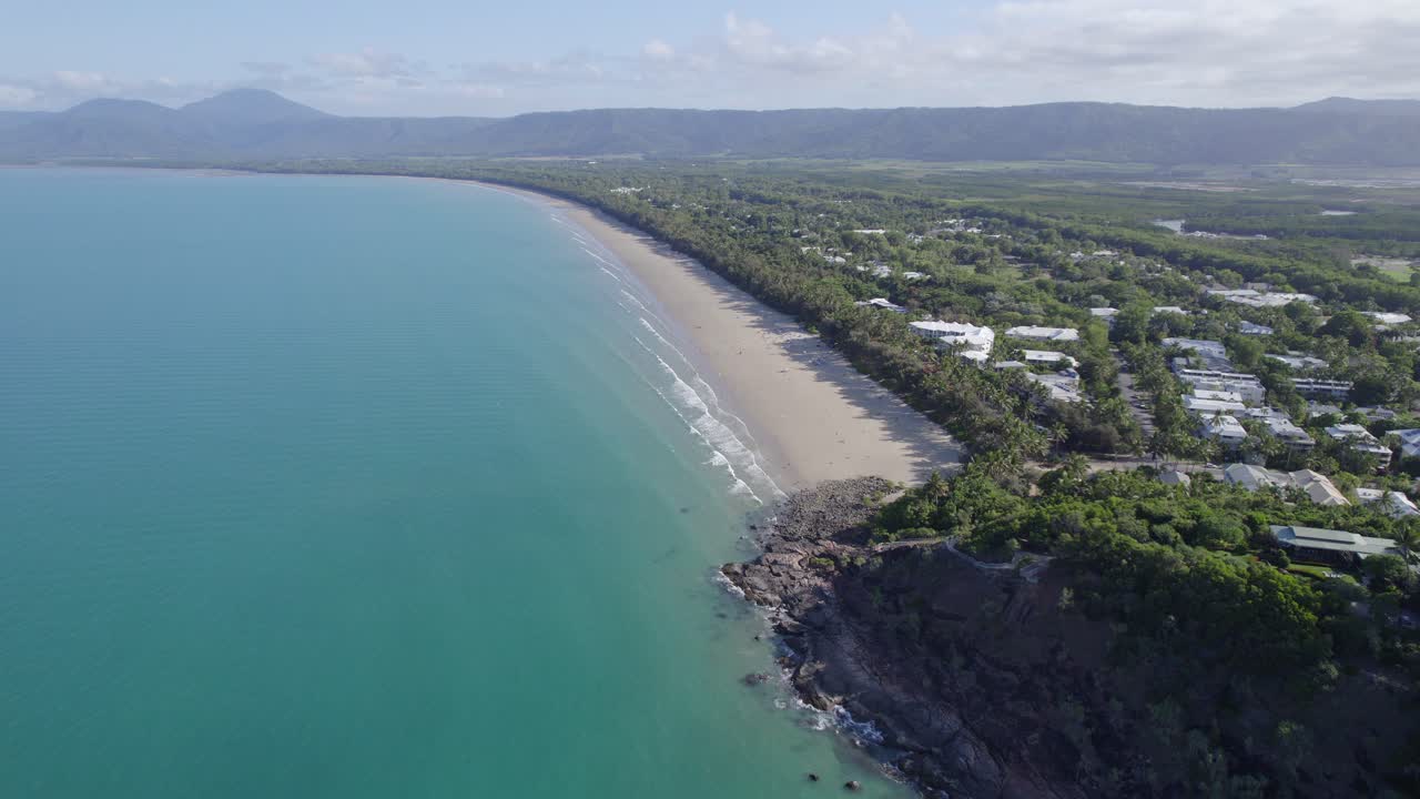 Four Mile Beach con costa di foresta pluviale tropicale a Port Douglas, Queensland, Australia - ripresa aerea