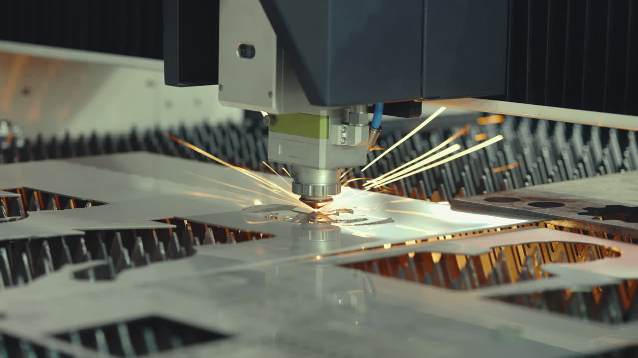 macchina di taglio laser in azione