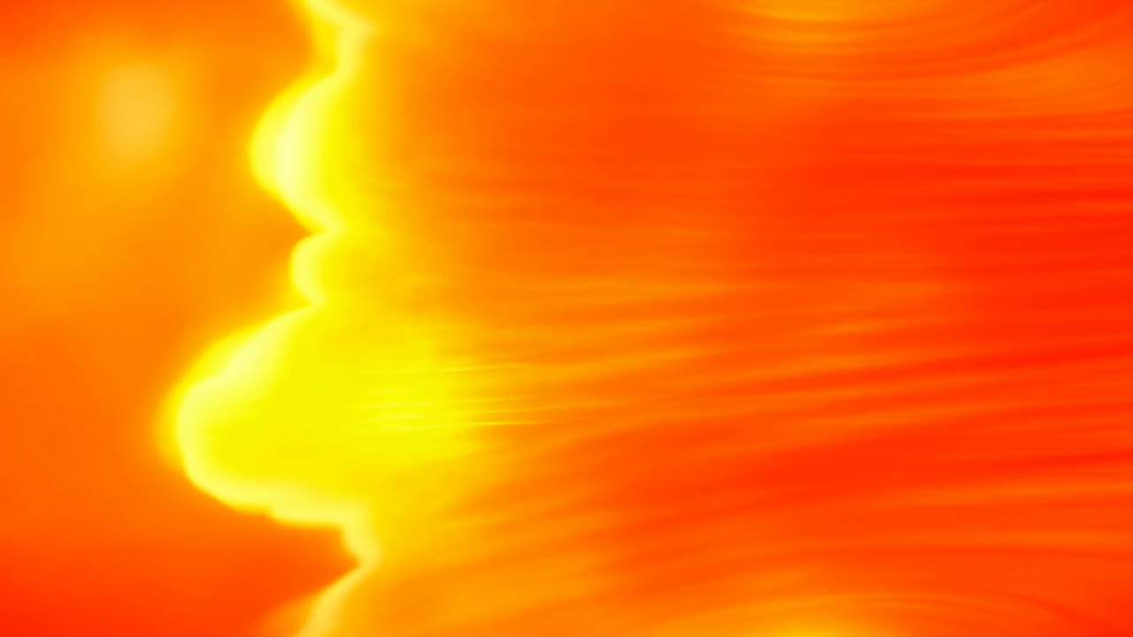 Intenso flusso fuso arancione con striature infuocate brillanti, bordo incandescente e movimento rapido, energia termica dinamica.