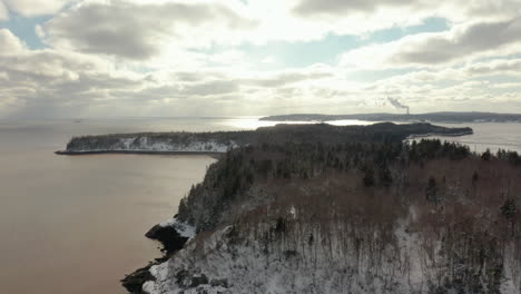 Luftaufnahme-Der-Schneebedeckten-Küste-Der-Bucht-Von-Fundy-Im-Winter