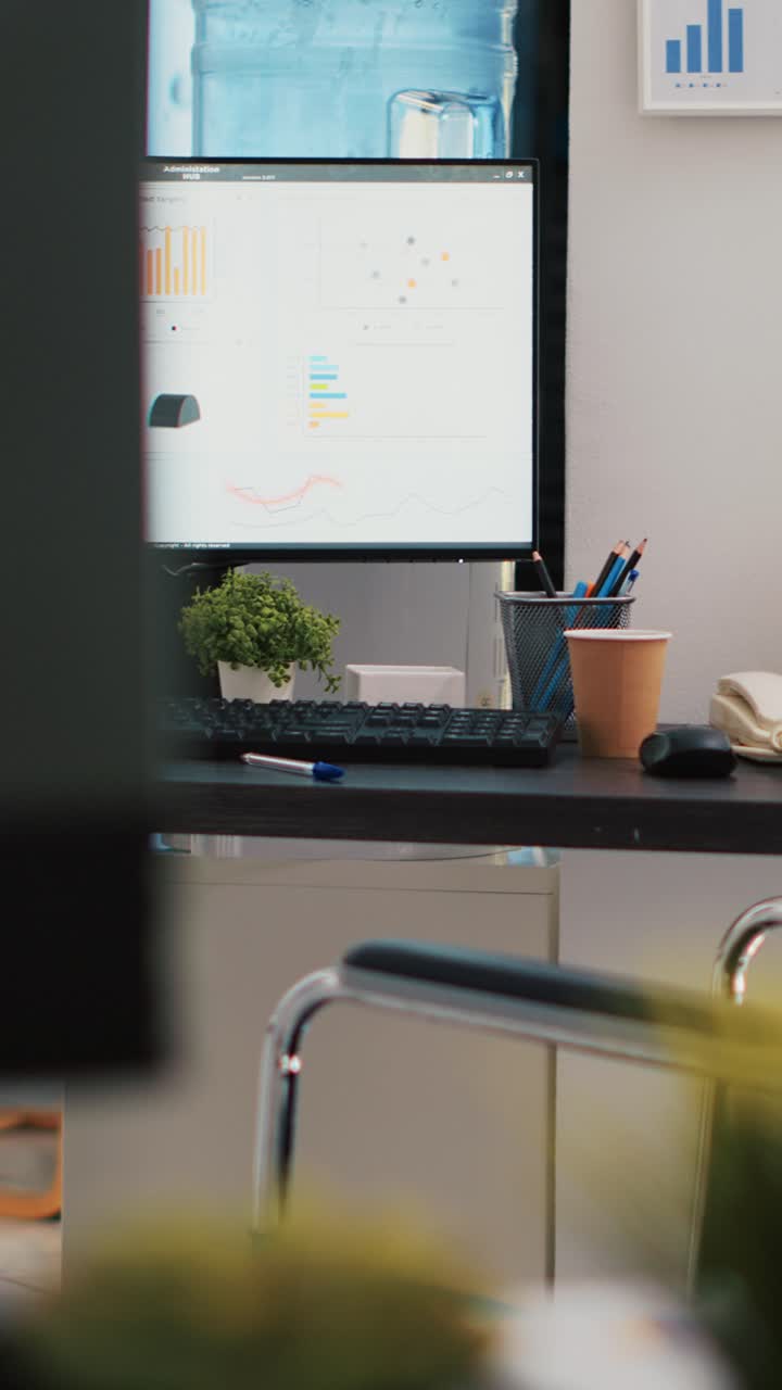 Video verticale Spazio di lavoro aziendale vuoto con grafici a torta di marketing sui monitor dei computer