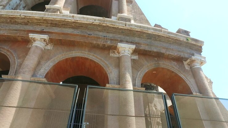 Inclinazione delle rovine del Colosseo a Roma, Italia, contro il cielo blu
