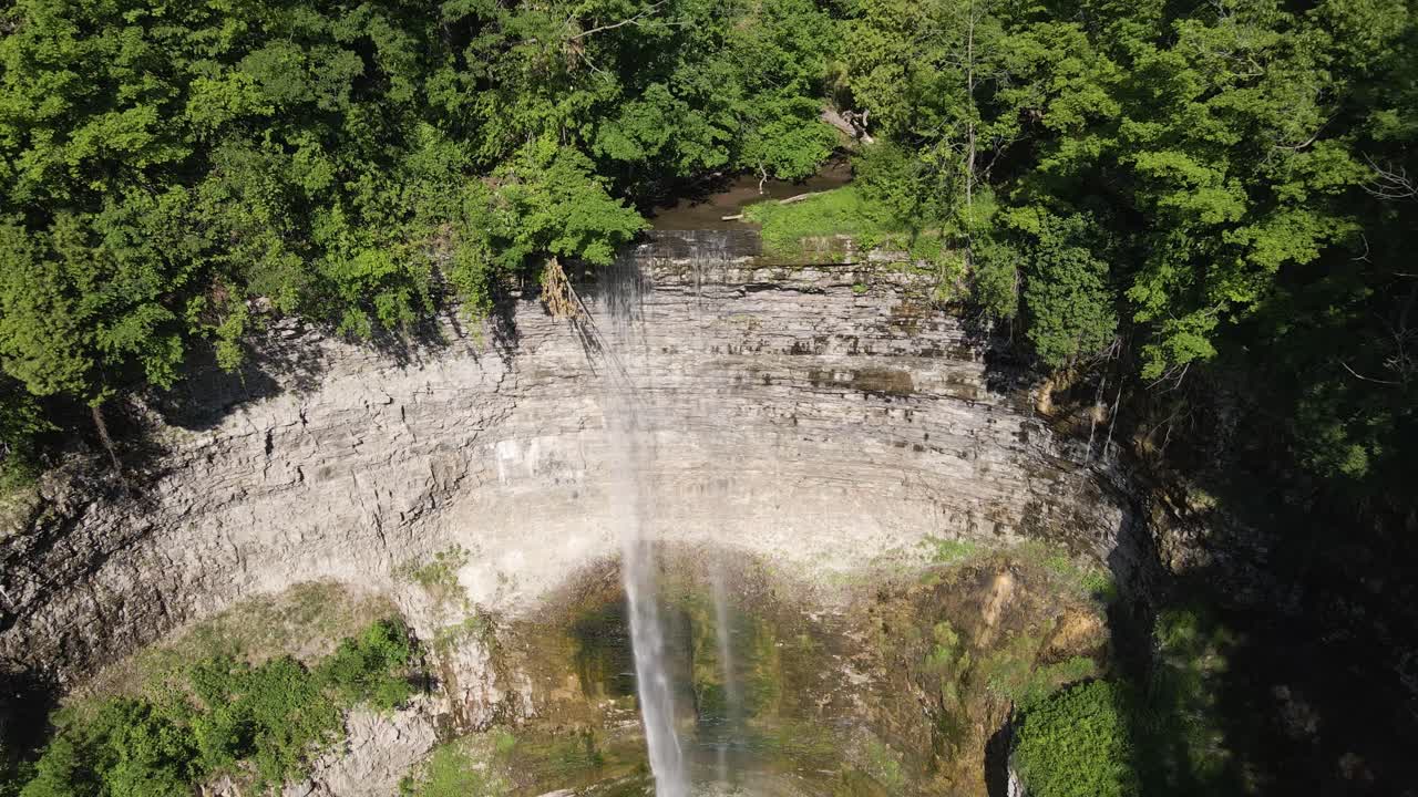 tews의 공중 비행 샷은 4k에서 캐나다 온타리오 주 해밀턴에 떨어집니다.
