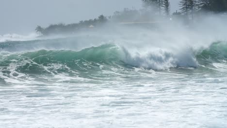 waves breaking with offshore wind in slow motion