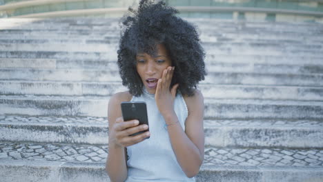 una mujer bonita buscando en google en el teléfono, mirando sorprendida, sin creer