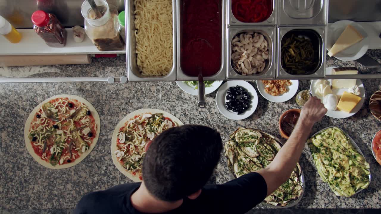 레스토랑 주방 에서 채식주의 피자를 준비 하고 있다