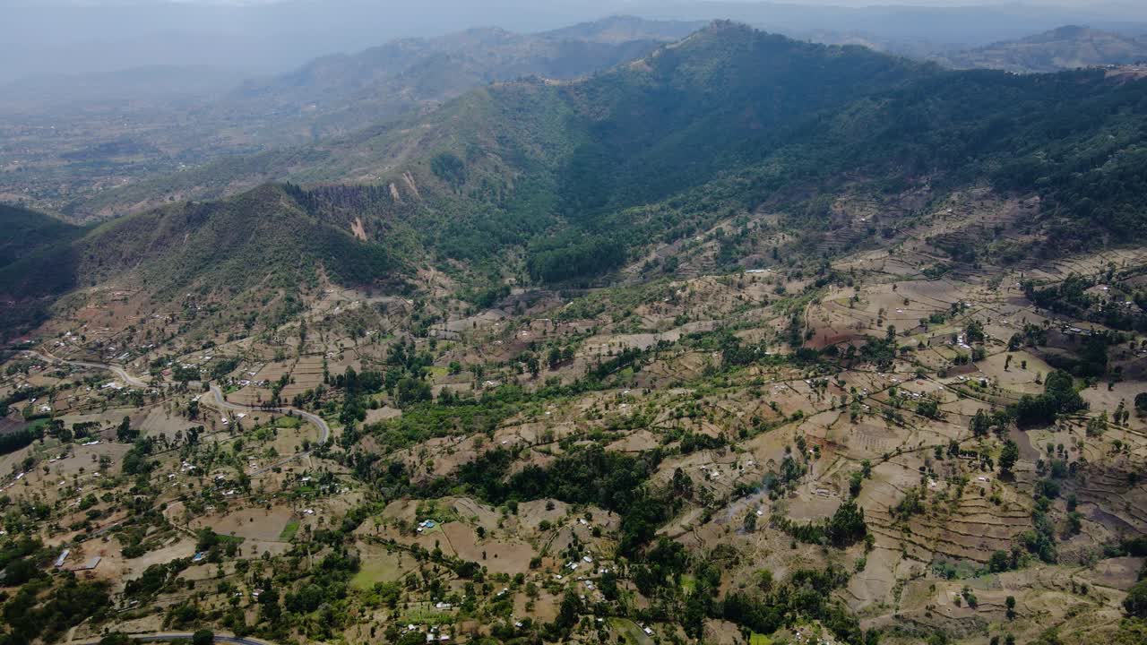 Vista aerea con drone delle montagne Chapalleria del West Pokot, Kenya.