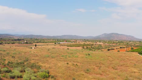 vista aérea de tierras secas con vistas a la montaña en un día soleado de verano en españa