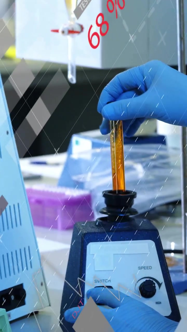 Video verticale: Tecnico di laboratorio che carica una provetta in un vortex, pipettando un campione per un saggio, sovrapposizioni