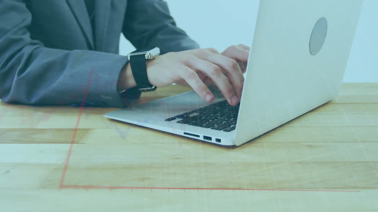 사무실에서 노트북으로 일하는 백인 사업가의 중간 부분에 대한 그래프의 애니메이션