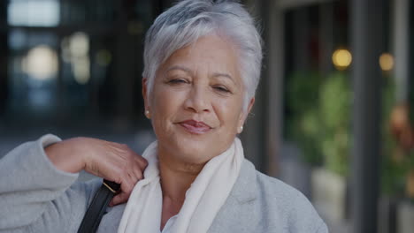 Retrato-De-Una-Mujer-India-Senior-Que-Parece-Confiada-Disfrutando-De-Una-Carrera-Exitosa-Profesional-Ejecutiva-Madura-En-La-Ciudad-En-Cámara-Lenta