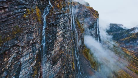 Sereno-Valle-Montañoso-En-Francia-Durante-La-Temporada-De-Otoño