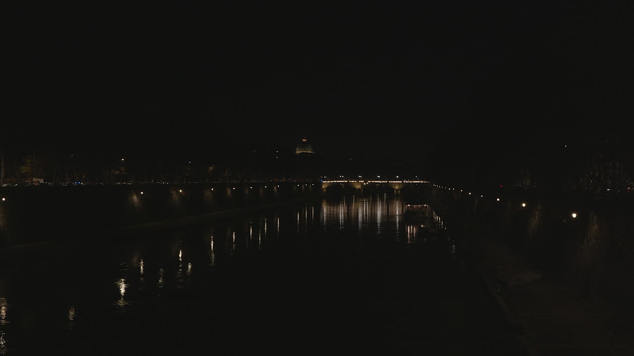 Roma di notte: Basilica di San Pietro e il fiume Tevere