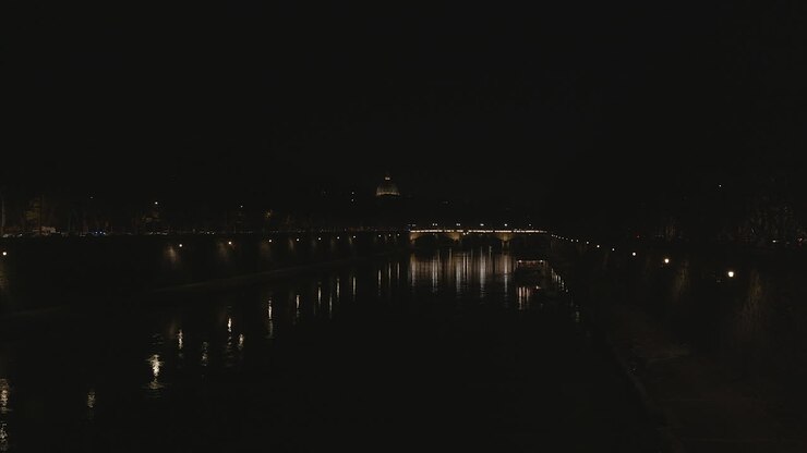 Roma di notte: Basilica di San Pietro e il fiume Tevere