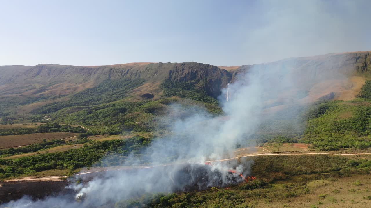 vista de drones del incendio forestal en el bioma del cerrado