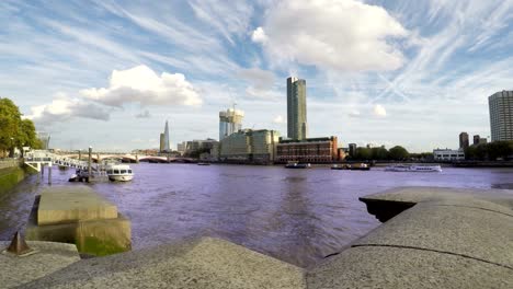 edificios de negocios y el río támesis, londres, reino unido, lapso de tiempo
