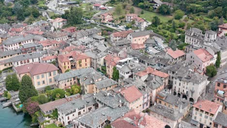 Isola-San-Giulio-En-El-Lago-Orta-En-Italia,-Que-Muestra-Hermosos-Edificios-Históricos-Y-Exuberantes-Jardines-Y-árboles,-Vista-Aérea