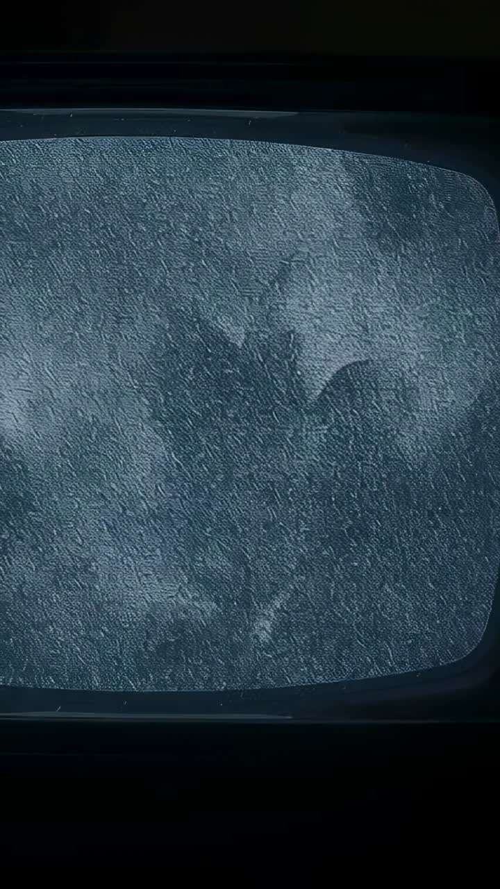 Video verticale: Glitch del segnale che causa sfarfallio curvo della TV con effetto neve, macchie e puntini in una stanza poco illuminata, cornice