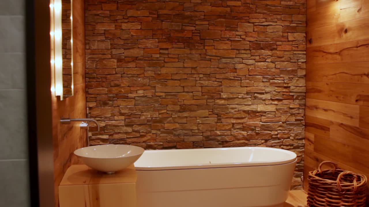 모든 나무 바닥과 벽돌 돌 벽으로 편안한 욕실의 넓은