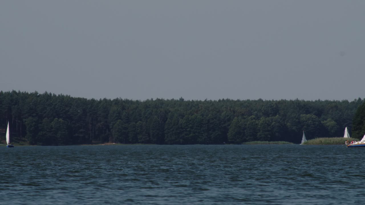 폴란드의 wdzydze 호수에서 항해하는 보트 - 넓고 정적