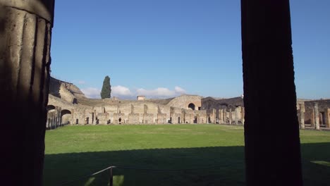 Traveling-shot-of-the-Palestra-Grande-in-Pompeii---Naples,-Italy