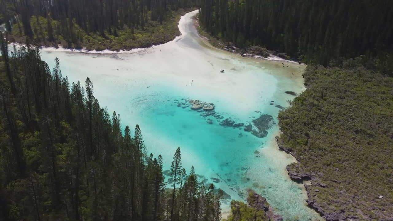 paralaje arial sobre las hermosas aguas de la piscina natural en oro bay, isla de pinos