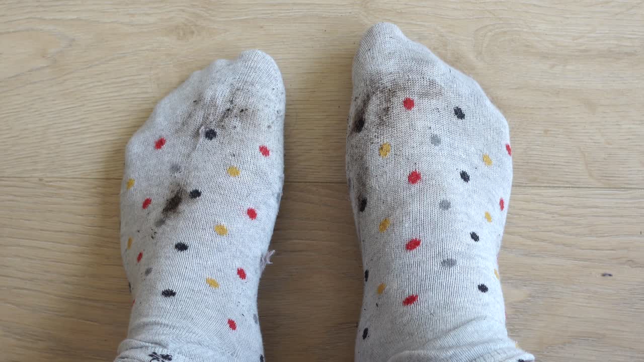 calcetines sucios en un piso de madera