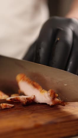 chef cortando pollo a la parrilla