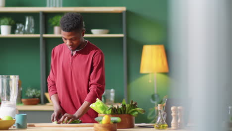 Afroamerikanischer-Mann-Bereitet-Zu-Hause-Grünen-Smoothie-Zu