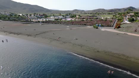 Bañistas-Tomando-Un-Baño-Matutino-En-El-Océano-Atlántico