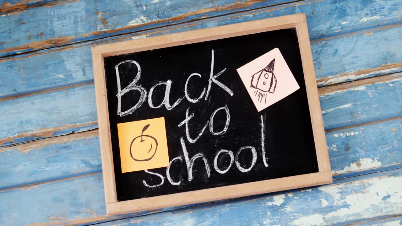 텍스트와 스티키 노트가 있는 슬레이트의 클로즈업