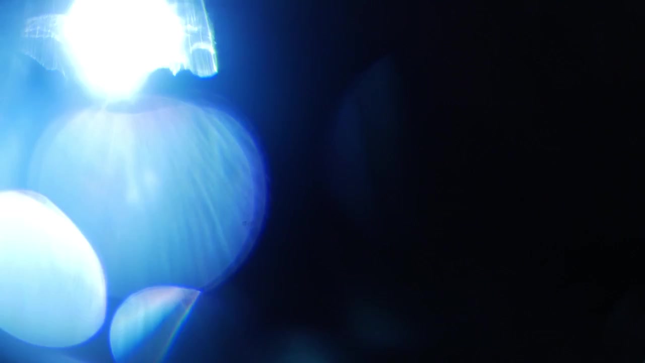 Fughe di luce dinamiche blu e viola con effetto bokeh
