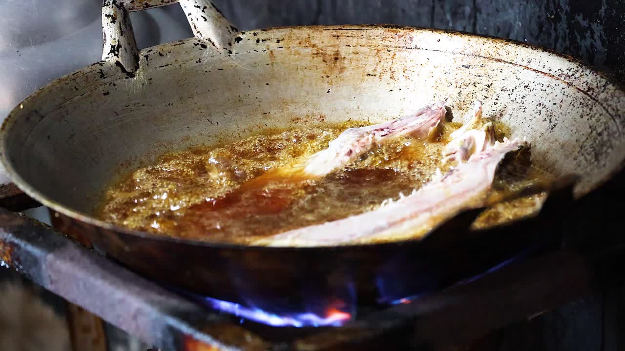Cucinare filetto di pesce in una padella calda
