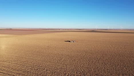 Drone-Sobrevuelo-De-Tierras-Rurales-Con-Grupo-De-Caza-De-Aves-Acuáticas-En-Medio-Del-Marco-4k-23