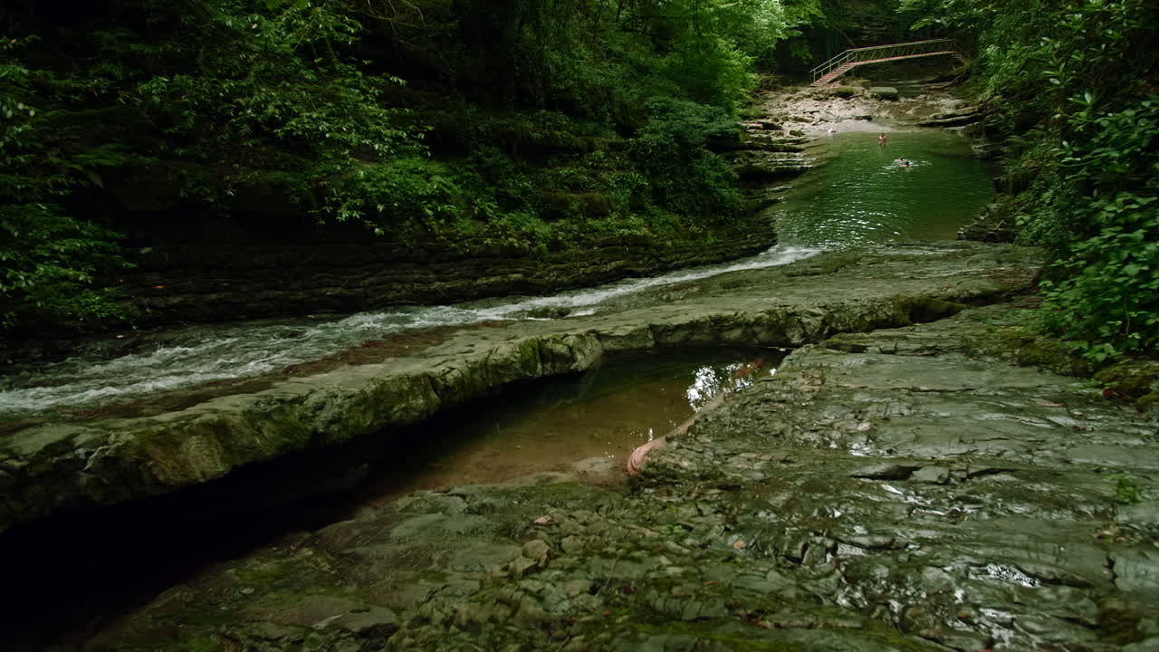 escena del río emerald gorge con la gente