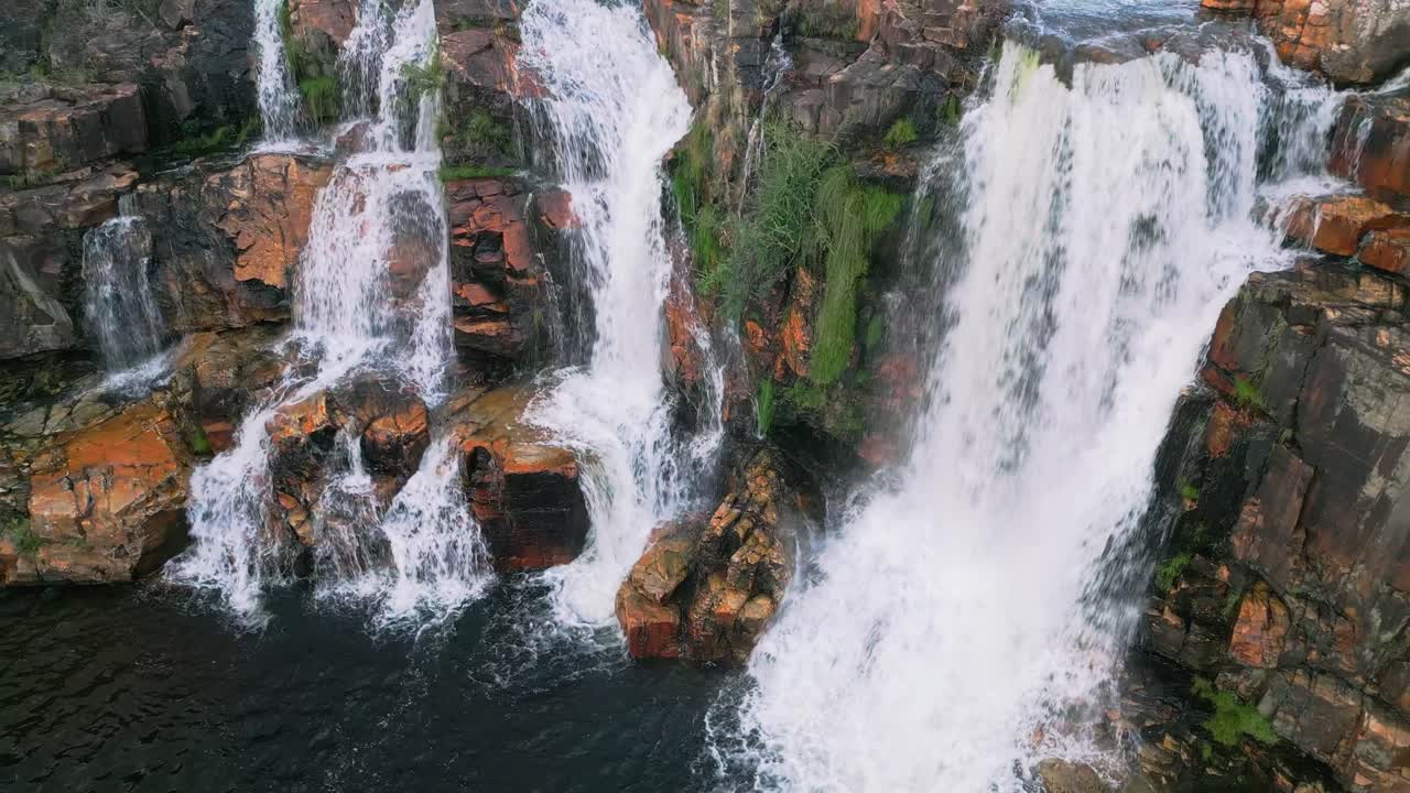 el agua blanca fluye por los acantilados rocosos en la cascada de catarata dos couros, un hermoso espectáculo natural en el parque nacional chapada dos veadeiros, ubicado en goiás, brasil central.
