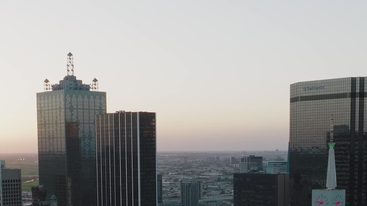 Vista del horizonte del centro de Dallas al atardecer con vistas a los edificios de la ciudad