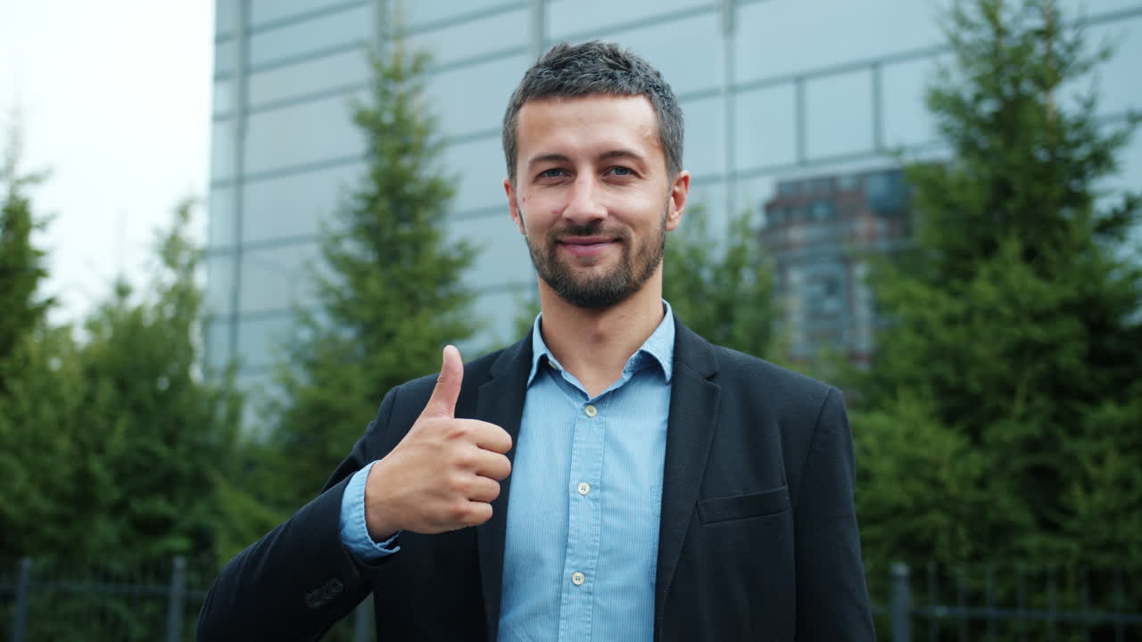 un hombre de negocios levantando el pulgar.