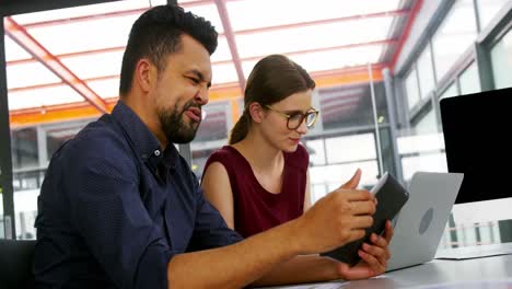 ejecutivos de negocios que usan tabletas digitales y portátiles