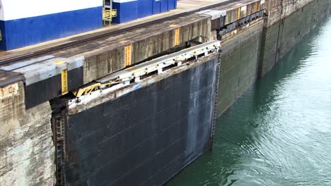 compuertas hidráulicas de la cámara de apertura total en las esclusas de gatún, canal de panamá