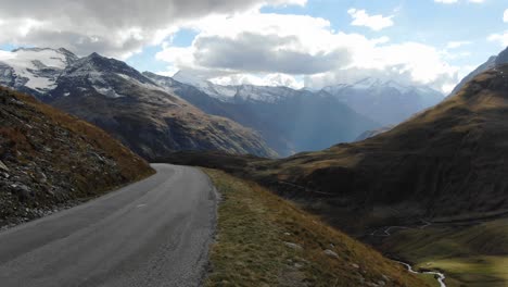 Panoramic-road-on-Col-de-l'Iseran-with-breathtaking-mountainous-landscape-in-background,-France