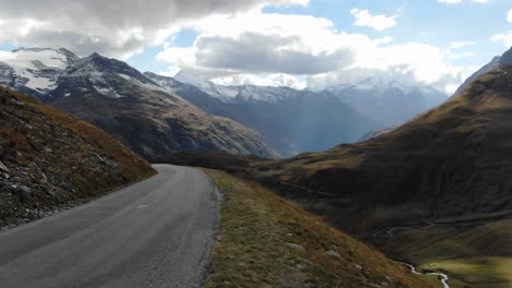 Panoramastraße-Am-Col-De-L&#39;Iseran-Mit-Atemberaubender-Berglandschaft-Im-Hintergrund,-Frankreich