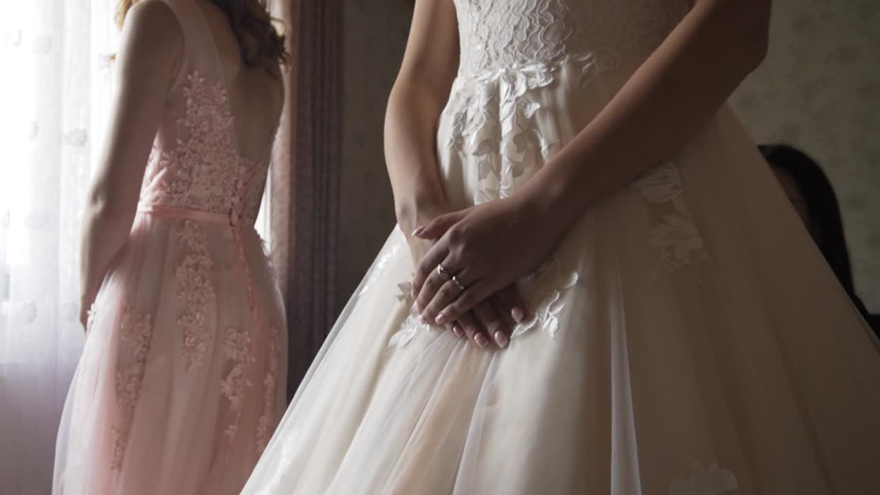 빈티지 드레스와 신부모가 손을 잡고 서 있는 신부의 클로즈업